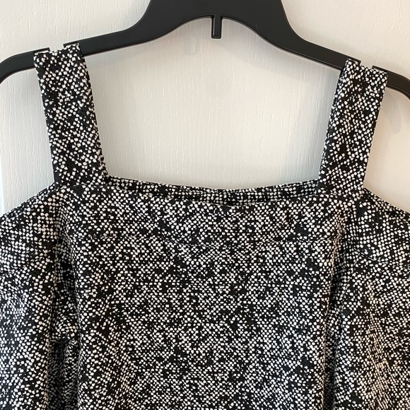 Michael Kors Black/White Off Shoulder w/Straps Woman’s Top - Picture 5 of 9